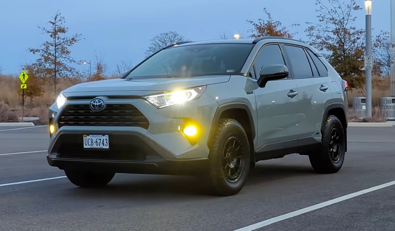 Front view of the same RAV4 Hybrid on 245/65R17 Toyos