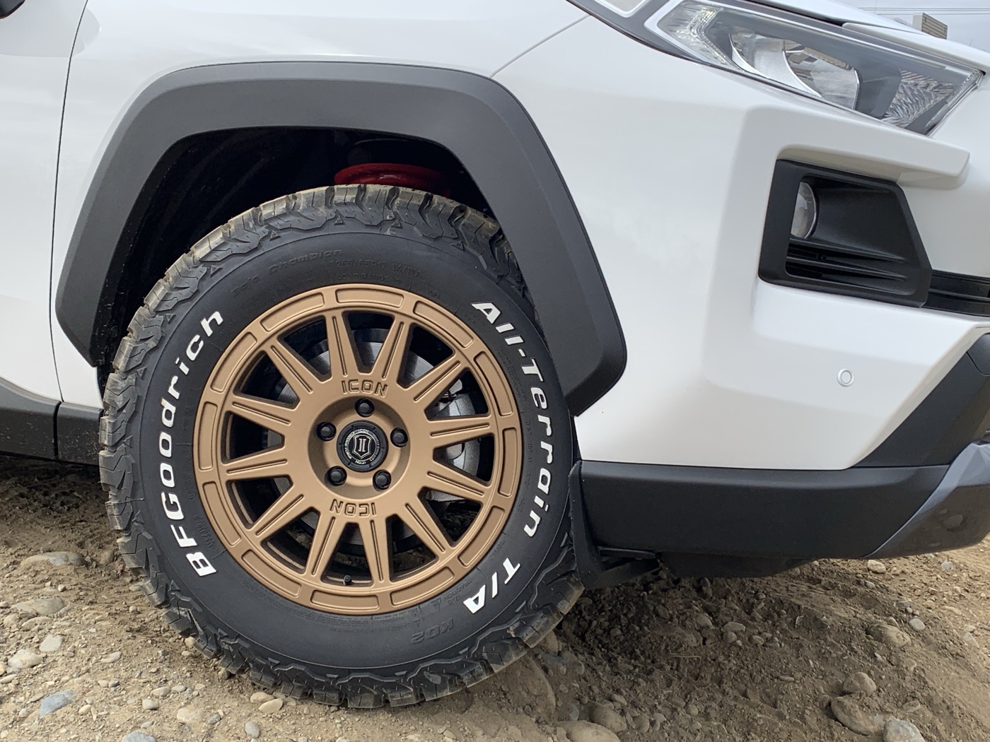Close-up of the satin gold Icon Ricochet wheel and white-letter KO2 tire